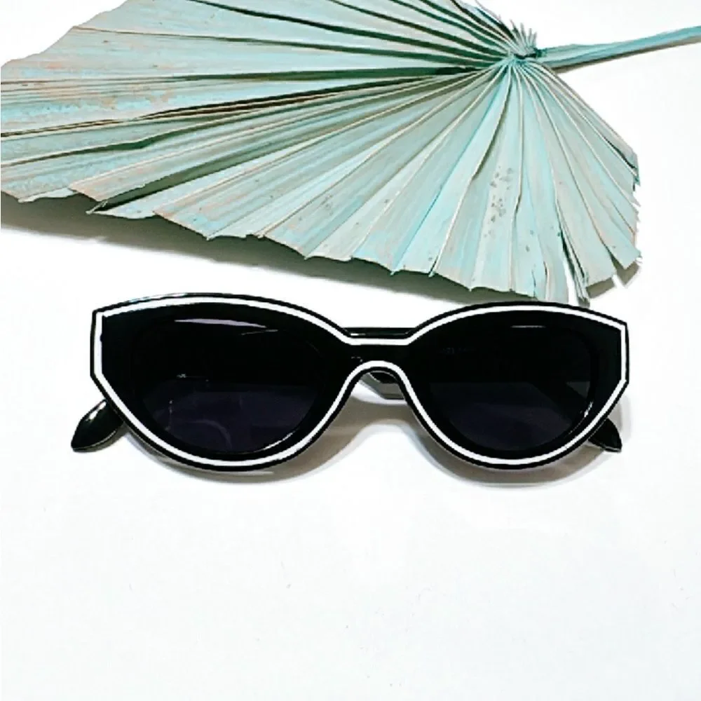 Trendy black frame sunglasses E11